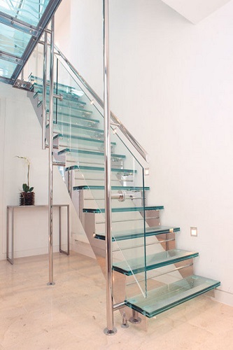 Стеклянная лестница СТ10 с металлическими перилами