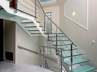Стеклянная лестница СТ5 с металлическими перилами