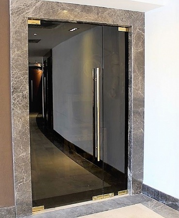 Маятниковая стеклянная дверь МСД13