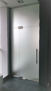 Маятниковая стеклянная дверь МСД15