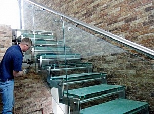 Стеклянная лестница СТ2 с перилами