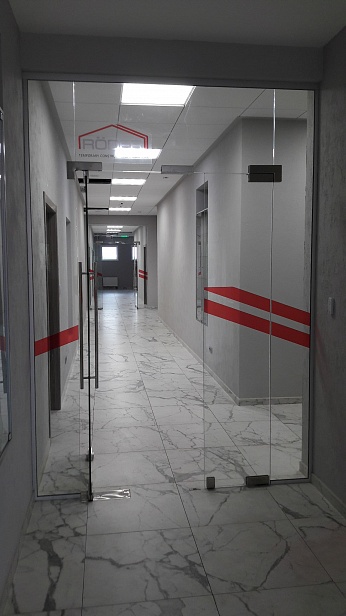 Стеклянные двери в офис компании Редер