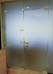 Маятниковая стеклянная дверь МСД10